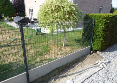 Placement d'une clôture en mitoyenneté.

Clôture rigide BETAFENCE 3 D avec une plaque de soubasse...