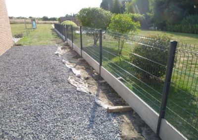 Placement d'une clôture en mitoyenneté.

Clôture rigide BETAFENCE 3 D avec une plaque de soubasse...