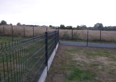 Placement d'une clôture en mitoyenneté.

Clôture rigide BETAFENCE 3 D avec une plaque de soubasse...