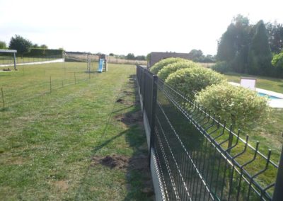 Placement d'une clôture en mitoyenneté.

Clôture rigide BETAFENCE 3 D avec une plaque de soubasse...