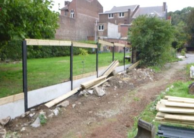 Après les inondations de juillet 2021, on poursuit la remise en ordre des jardins.Réalisation d'...