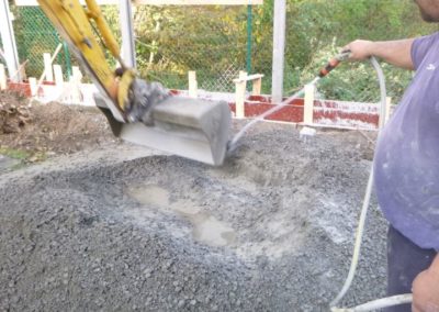 Construction d'un mur de soutien surplombé d'une palissade de béton structuré et placement d'une ...