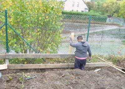Construction d'un mur de soutien surplombé d'une palissade de béton structuré et placement d'une ...