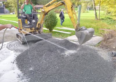 Construction d'un mur de soutien surplombé d'une palissade de béton structuré et placement d'une ...