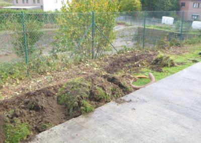 Construction d'un mur de soutien surplombé d'une palissade de béton structuré et placement d'une ...