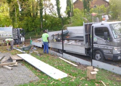 Construction d'un mur de soutien surplombé d'une palissade de béton structuré et placement d'une ...