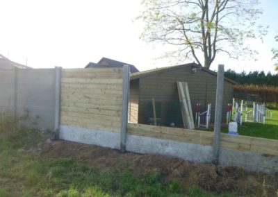 Installation d'une pallissade composée de piquets de bétons et lames de bois traités en autoclave...