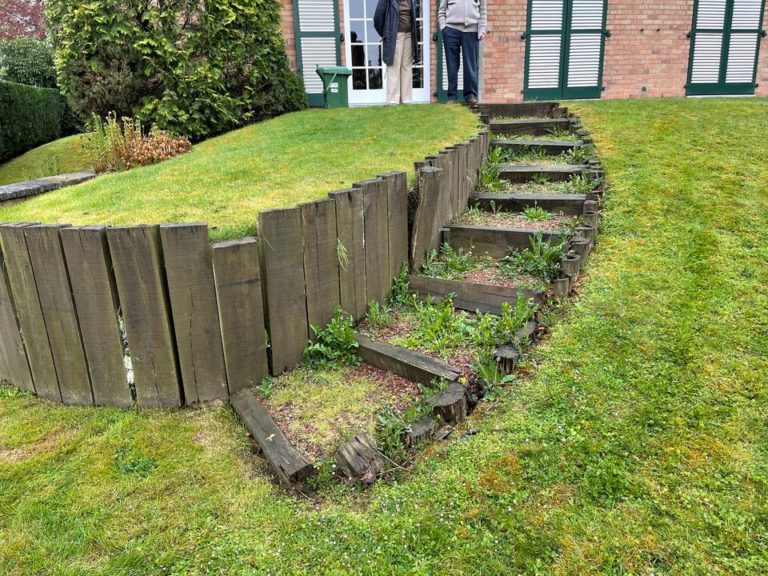 Remplacement d'un escalier et muret en bois devenu très dangereux par un escalier en élément de b...