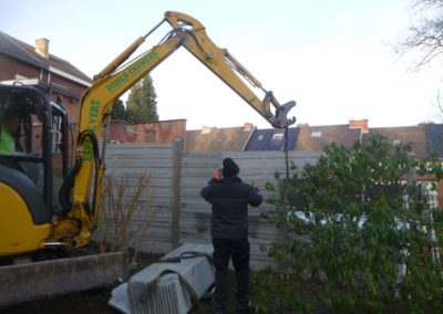 Placement de palissades en béton structuré autour d'un jardin 

Un produit entraiment durable qui ...