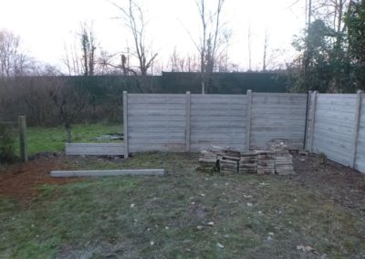 Placement de palissades en béton structuré autour d'un jardin 

Un produit entraiment durable qui ...