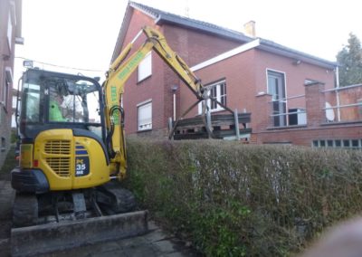 Placement de palissades en béton structuré autour d'un jardin 

Un produit entraiment durable qui ...