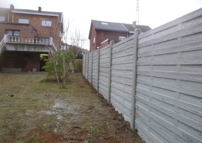 Placement de palissades en béton structuré autour d'un jardin 

Un produit entraiment durable qui ...