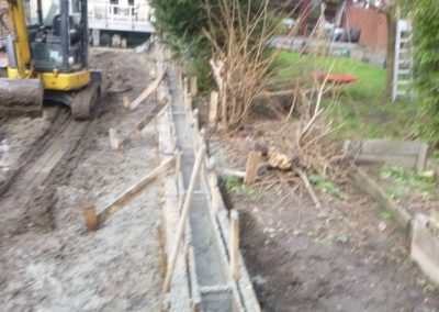 Suite aux inondations de juillet 2021, les murs de séparations de plusieurs jardins se sont laissé...