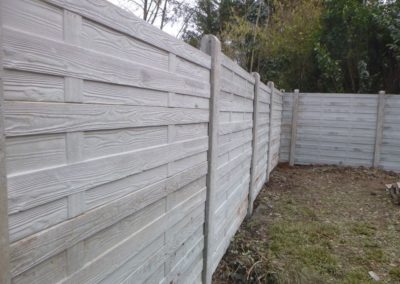 Placement de palissades en béton structuré autour d'un jardin 

Un produit entraiment durable qui ...