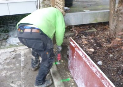 Suite aux inondations de juillet 2021, les murs de séparations de plusieurs jardins se sont laissé...