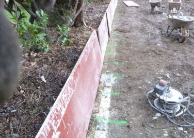 Suite aux inondations de juillet 2021, les murs de séparations de plusieurs jardins se sont laissé...