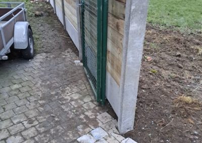 Petite installation d'une palissade composées de piquets de bétons avec soubassement de béton et ...