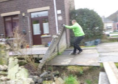 Suite aux inondations de juillet 2021, les murs de séparations de plusieurs jardins se sont laissé...