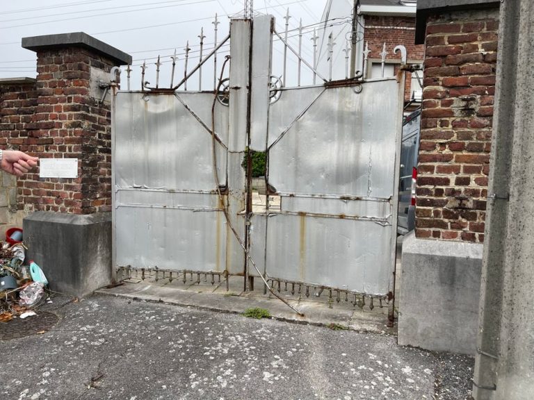 Remplacement d'un portail dans un cimetière de Saint-Nicolas. 

Portail réalisés sur mesures et i...