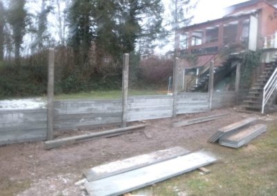 Placement de palissades en béton structuré autour d'un jardin 

Un produit entraiment durable qui ...