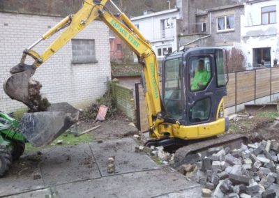 Suite aux inondations de juillet 2021, les murs de séparations de plusieurs jardins se sont laissé...