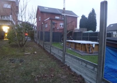 Placement de palissades en béton structuré autour d'un jardin 

Un produit entraiment durable qui ...