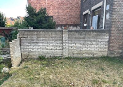 Suite aux inondations de juillet 2021, les murs de séparations de plusieurs jardins se sont laissé...