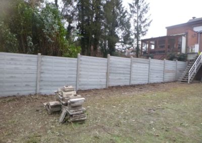 Placement de palissades en béton structuré autour d'un jardin 

Un produit entraiment durable qui ...