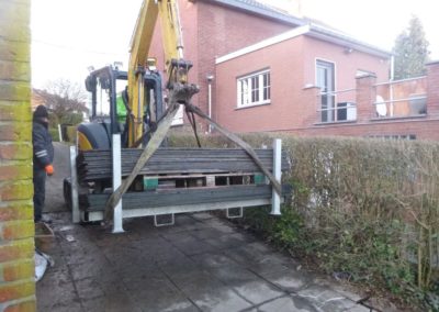 Placement de palissades en béton structuré autour d'un jardin 

Un produit entraiment durable qui ...