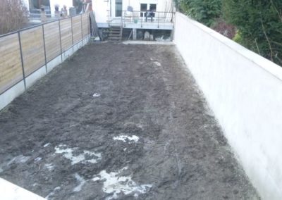 Suite aux inondations de juillet 2021, les murs de séparations de plusieurs jardins se sont laissé...