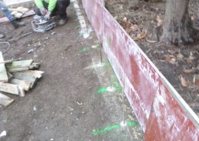 Suite aux inondations de juillet 2021, les murs de séparations de plusieurs jardins se sont laissé...