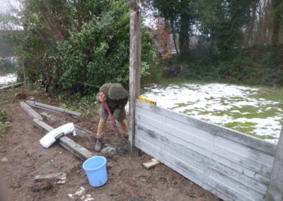 Placement de palissades en béton structuré autour d'un jardin 

Un produit entraiment durable qui ...