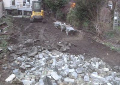 Suite aux inondations de juillet 2021, les murs de séparations de plusieurs jardins se sont laissé...