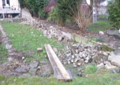 Suite aux inondations de juillet 2021, les murs de séparations de plusieurs jardins se sont laissé...