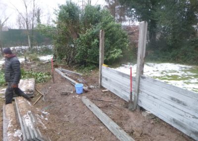 Placement de palissades en béton structuré autour d'un jardin 

Un produit entraiment durable qui ...