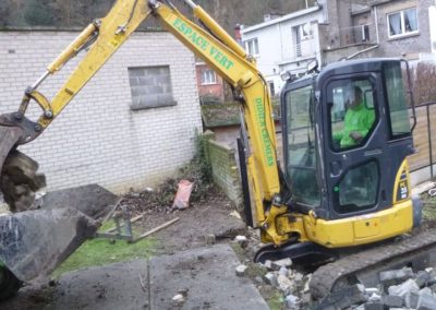 Suite aux inondations de juillet 2021, les murs de séparations de plusieurs jardins se sont laissé...