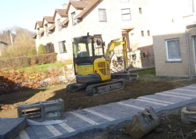 Aménagement d'une devanture de maison. 

D'ici quelques semaines nous placerons la pelouse pour un ...