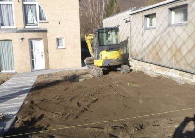 Aménagement d'une devanture de maison. 

D'ici quelques semaines nous placerons la pelouse pour un ...