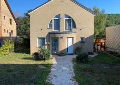 Aménagement d'une devanture de maison. 

D'ici quelques semaines nous placerons la pelouse pour un ...
