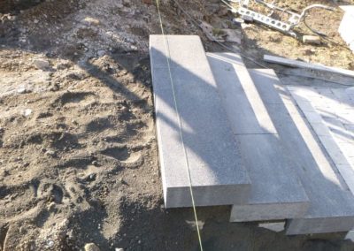 Aménagement d'une devanture de maison. 

D'ici quelques semaines nous placerons la pelouse pour un ...