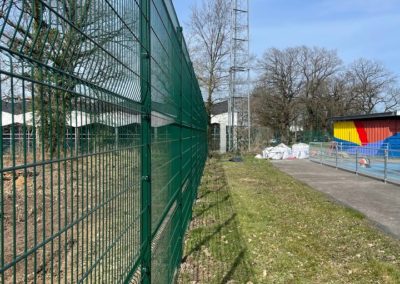 Remplacement de la clôture autour de la piste d’athlétisme plus de 600 mètres vont être rempla...