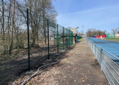Remplacement de la clôture autour de la piste d’athlétisme plus de 600 mètres vont être rempla...