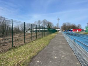 Remplacement de la clôture autour de la piste d’athlétisme plus de 600 mètres vont être rempla...