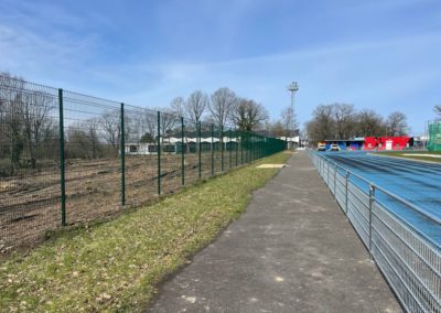 Remplacement de la clôture autour de la piste d’athlétisme plus de 600 mètres vont être rempla...