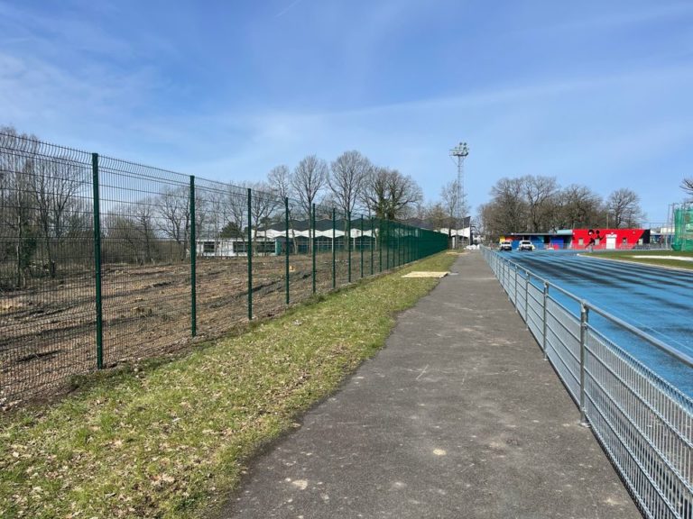 Remplacement de la clôture autour de la piste d’athlétisme plus de 600 mètres vont être rempla...