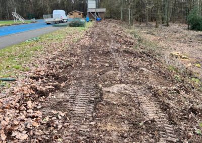Remplacement de la clôture autour de la piste d’athlétisme plus de 600 mètres vont être rempla...