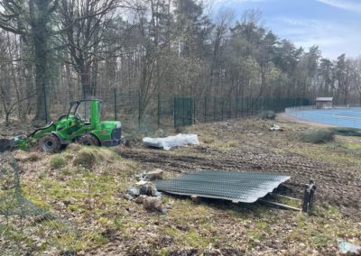 Remplacement de la clôture autour de la piste d’athlétisme plus de 600 mètres vont être rempla...