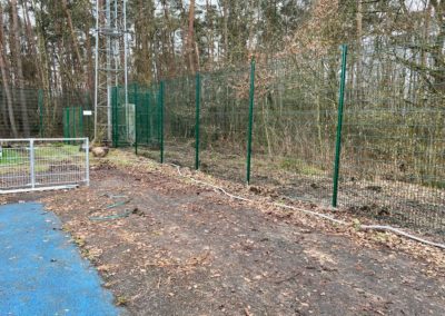 Remplacement de la clôture autour de la piste d’athlétisme plus de 600 mètres vont être rempla...