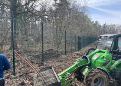 Remplacement de la clôture autour de la piste d’athlétisme plus de 600 mètres vont être rempla...