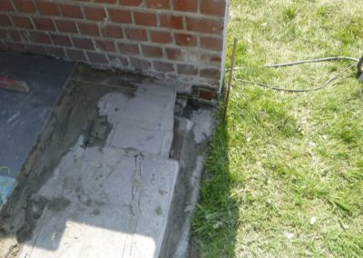 Revêtement d'une petite terrasse en pierre de taille qui avait fait son temps avec des pavés grès...